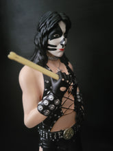 Lade das Bild in den Galerie-Viewer, Kiss Peter Criss Hotter than Hell 2017 Knucklebonz Rock Iconz
