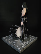 Lade das Bild in den Galerie-Viewer, Kiss Peter Criss Hotter than Hell 2017 Knucklebonz Rock Iconz