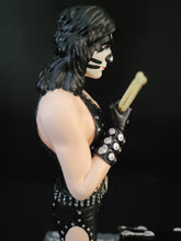 Lade das Bild in den Galerie-Viewer, Kiss Peter Criss Hotter than Hell 2017 Knucklebonz Rock Iconz