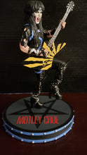 Carregar imagem no visualizador da galeria, Motley Crue Knucklebonz Rock Iconz Mick Mars
